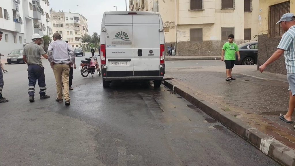 انكسار أنبوب مياه بعين السبع يسبب فيضاناً ويُثير استياء