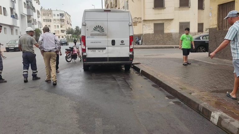 انكسار أنبوب مياه بعين السبع يسبب فيضاناً ويُثير استياء