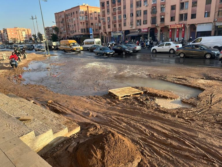 اتفجار قناة للماء الصالح للشرب يوقف حركة السير بأهم شارع بمراكش – صور
