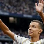 طفل مغربي ينفذ ركلة بداية مباراة ريال مدريد