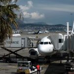 حادث جوي خطير في مطار نيس بفرنسا.. تفادي اصطدام بين طائرتين تابعتين لـ Nouvelair وeasyJet
