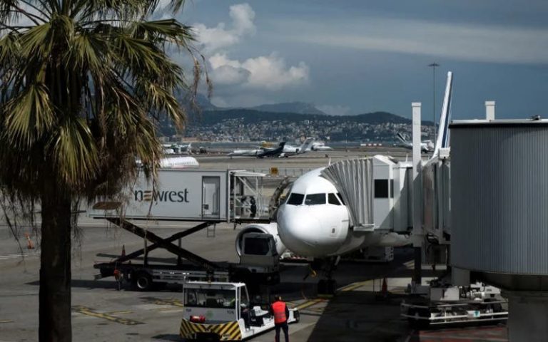 حادث جوي خطير في مطار نيس بفرنسا.. تفادي اصطدام بين طائرتين تابعتين لـ Nouvelair وeasyJet
