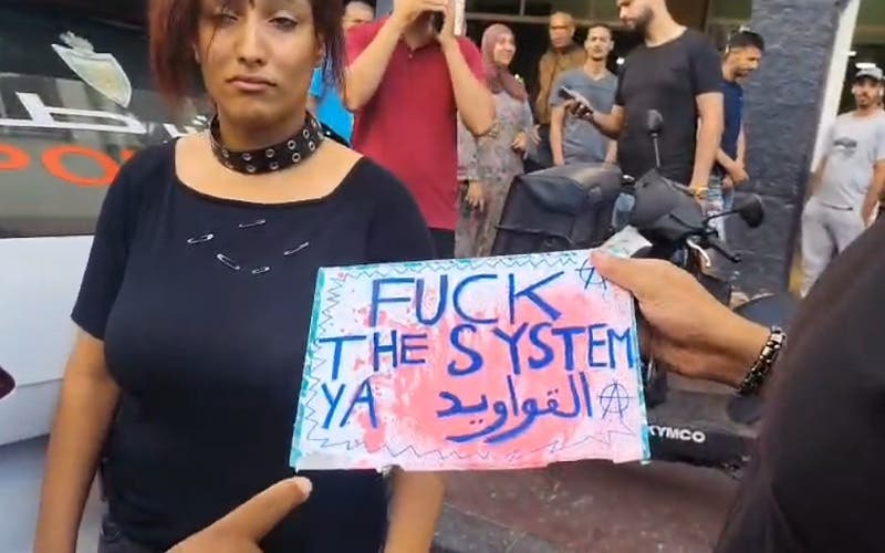 استنفار أمني بالبيضاء بعد رفع لافتة "مخلة بالحياء" خلال وقفة "جيل Z"