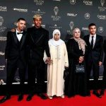 الجلابة المغربية تتألق في حفل الكرة الذهبية