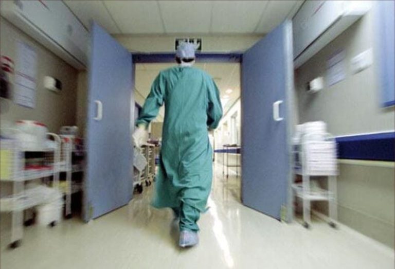 أطباء القطاع العام بالمغرب يتجهون نحو القطاع الخاص.. ونظام الصحة العمومي في خطر
