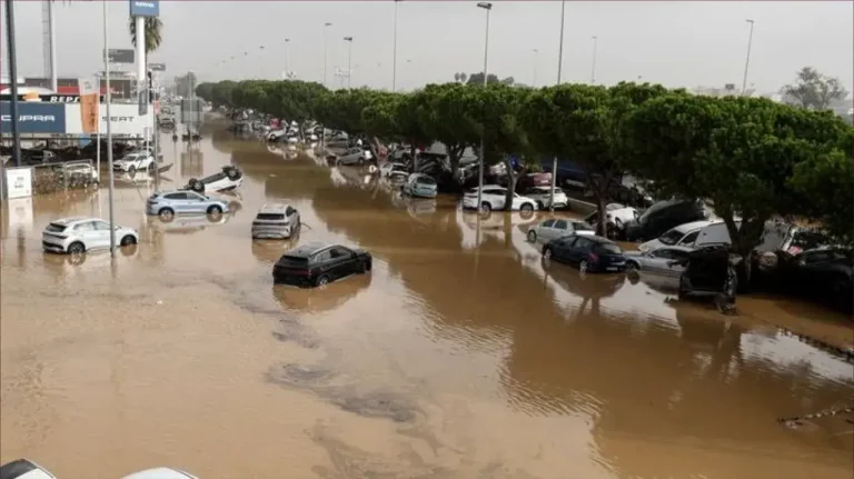 فالنسيا في حالة إنذار أحمر: إغلاق المدارس والأسواق تحسبًا لفيضانات محتملة
