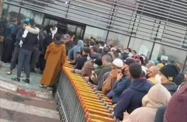 طوابير طويلة أمام وكالات السيارات بالجزائر.. أزمة استيراد خانقة