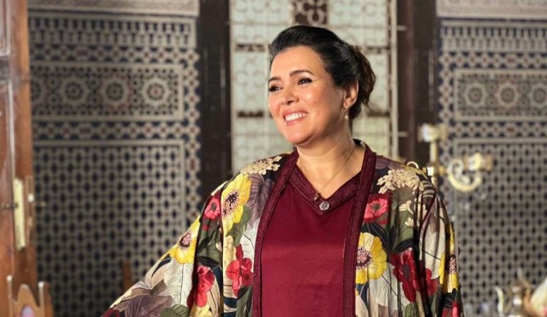 السعدية لديب تثير حماس جمهورها بتلميح لمشروع فني جديد