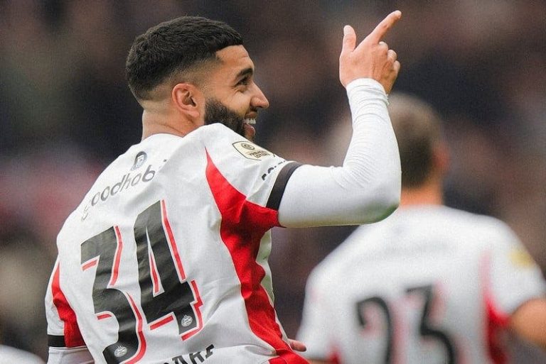 صيباري يسجل في تعادل أيندهوفن وأياكس 2-2