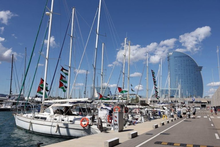 أسطول الصمود يبحر مجددا إلى غزة أسطول الصمود يبحر مجددا إلى غزة