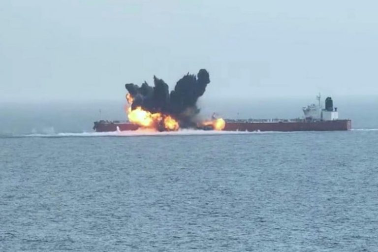 الحوثيون يستهدفون ناقلة إسرائيلية الحوثيون يستهدفون ناقلة إسرائيلية