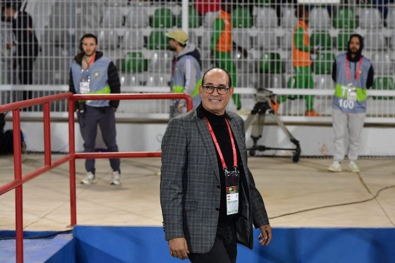 الزاكي يتعرض لوعكة صحية بالمطار