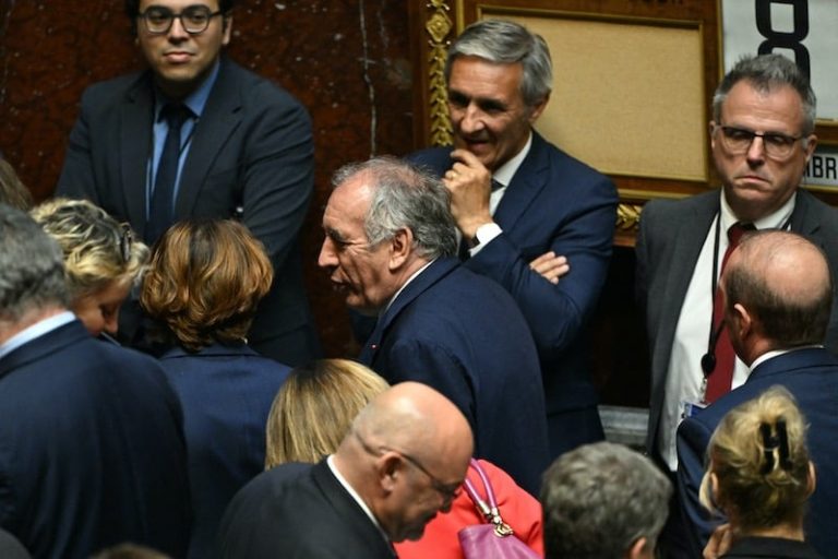 برلمان فرنسا يحجب الثقة عن الحكومة