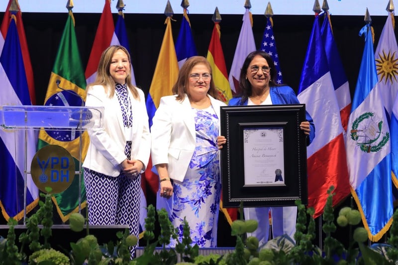 بوعياش تتسلم "مفتاح سان سلفادور"