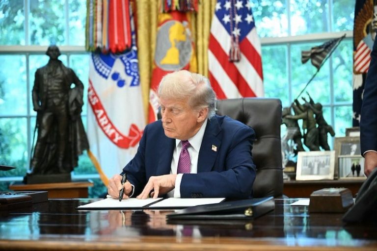 ترامب يتوعد أوروبا بعد تغريم غوغل