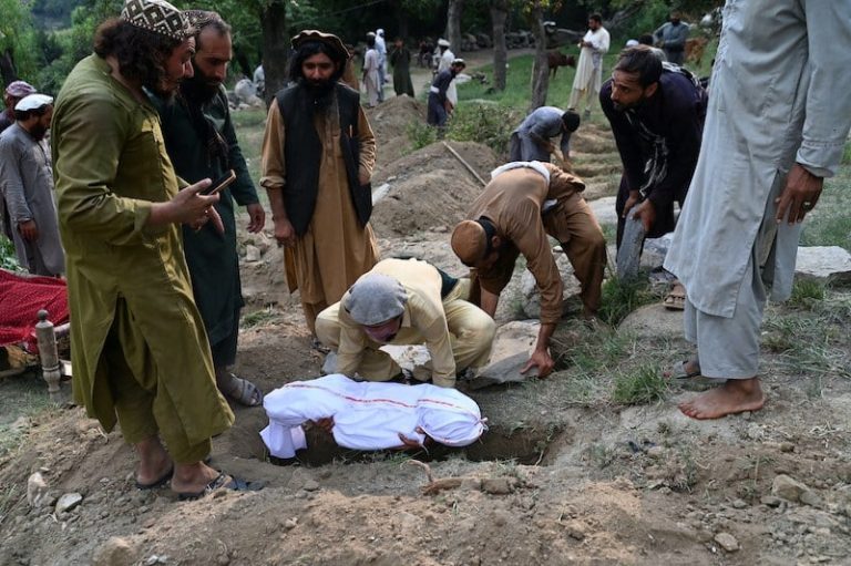 حصيلة زلزال أفغانستان 1400 قتيل