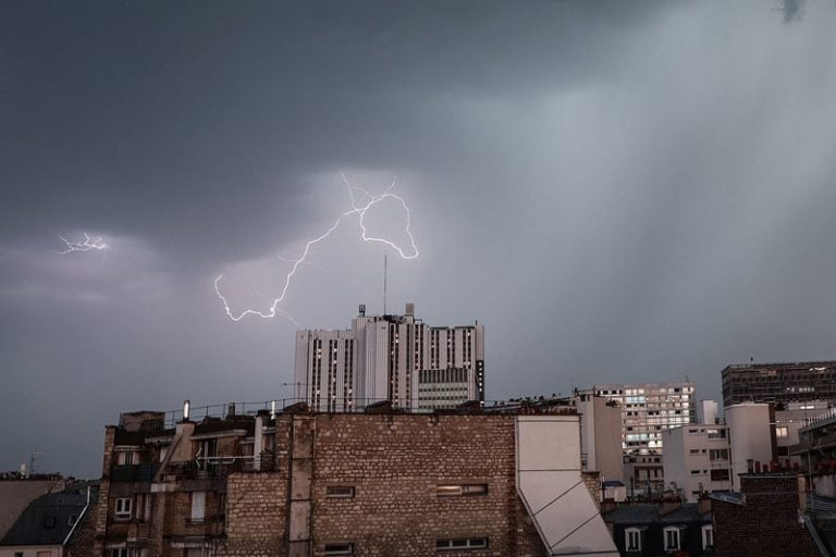 فرنسا تحذر من عواصف وفيضانات