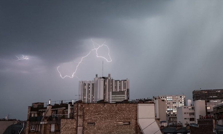 فرنسا تحذر من عواصف وفيضانات