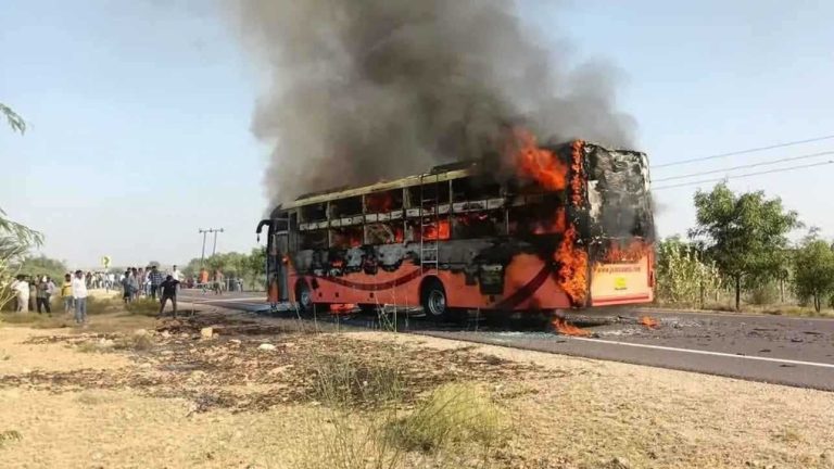 مصرع 20 شخصًا في حريق حافلة بالهند