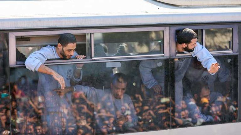 إسرائيل تفرج عن 1966 أسيراً فلسطينياً بموجب صفقة تبادل