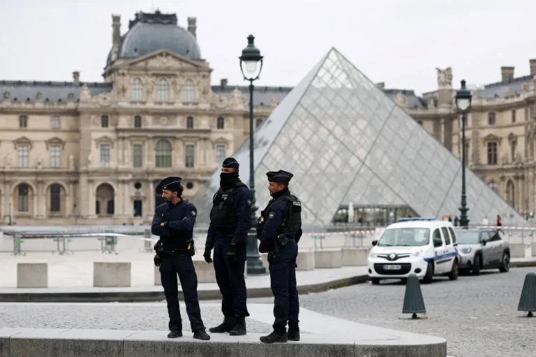اللوفر ينقل مجوهرات ثمينة إلى بنك فرنسا بعد عملية سطو اللوفر ينقل مجوهرات ثمينة إلى بنك فرنسا بعد عملية سطو
