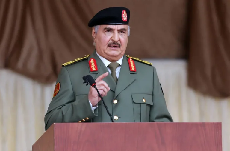 حفتر يحذر من تفاقم الأزمة الليبية ويؤكد استمرار الجيش في حماية الدولة حفتر يحذر من تفاقم الأزمة الليبية ويؤكد استمرار الجيش في حماية الدولة