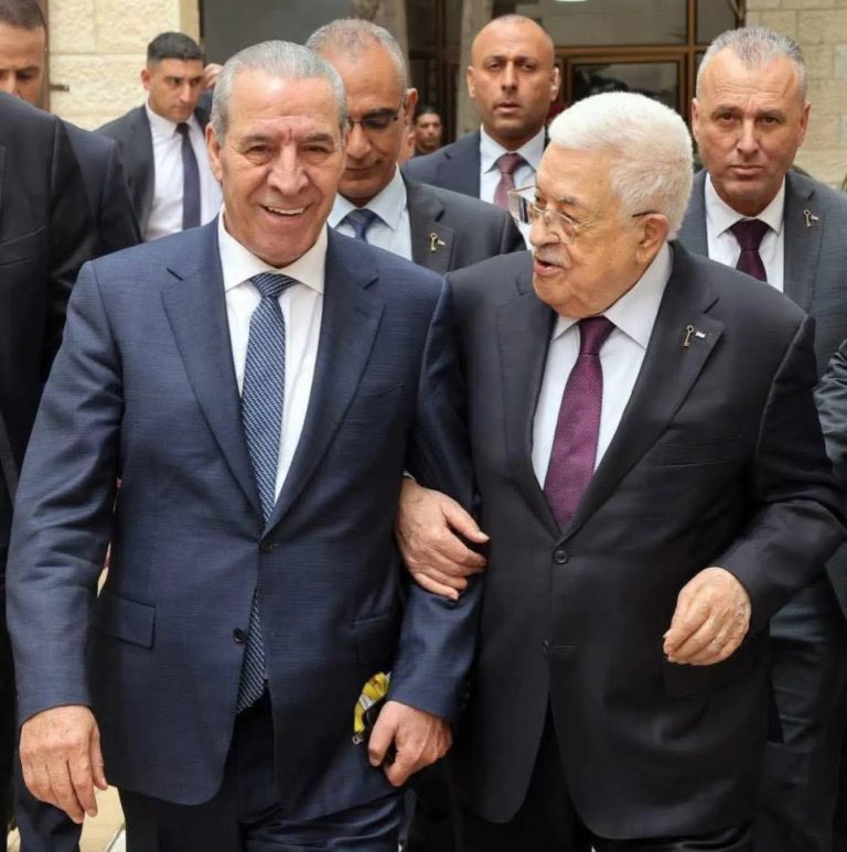 عباس يصدر قراراً دستورياً يمهد الطريق لانتقال سلمي للسلطة الفلسطينية عباس يصدر قراراً دستورياً يمهد الطريق لانتقال سلمي للسلطة الفلسطينية