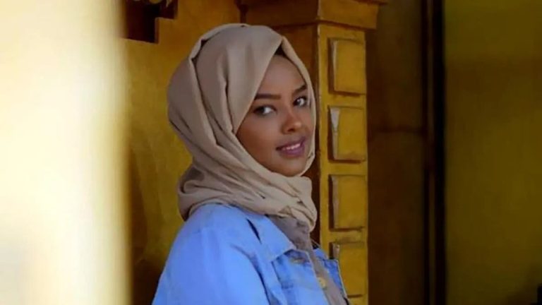 الحوثيون يطلقون سراح عارضة الأزياء اليمنية انتصار الحمادي بعد خمس سنوات في السجن الحوثيون يطلقون سراح عارضة الأزياء اليمنية انتصار الحمادي بعد خمس سنوات في السجن