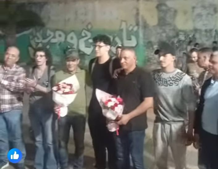 لحظة تقدير متبادل: محتجون في خريبكة يهديون الورود لرجال الأمن