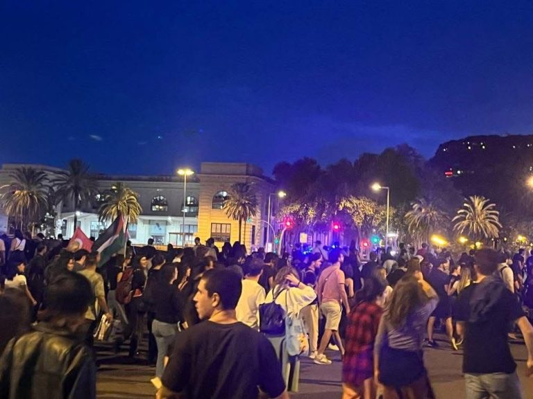 برشلونة تشهد مظاهرات حاشدة تضامنًا مع فلسطين وتشل حركة المرور