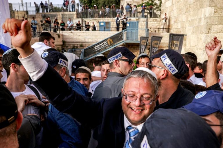 بن غفير يقتحم الأقصى مجدداً وسط حراسة مشددة