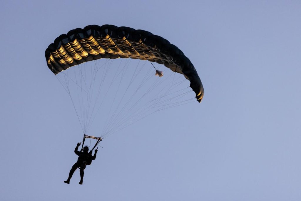 محاولة دخول سبتة بمظلة هوائية تثير جدلاً حول أساليب الهجرة محاولة دخول سبتة بمظلة هوائية تثير جدلاً حول أساليب الهجرة