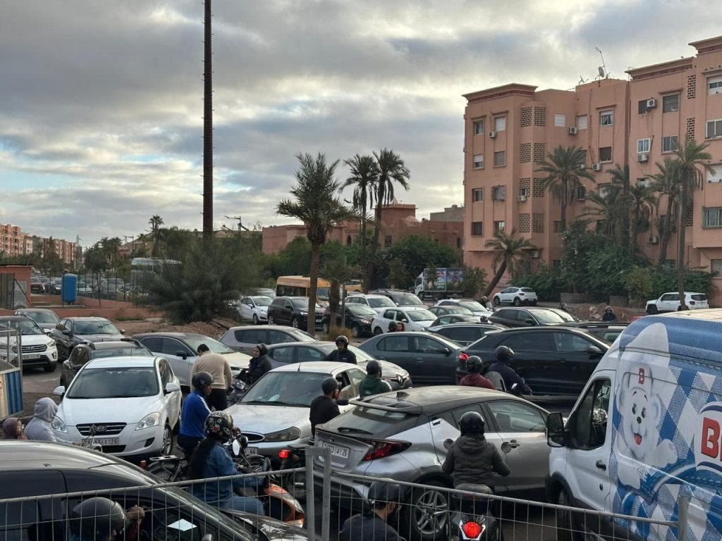 اختناق مروري وفوضى في شارع الأمير مولاي عبد الله بمراكش.. والمواطنون يستغيثون