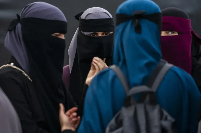 اقتراح بحظر النقاب في مليلية المحتلة يثير جدلاً سياسيًا واسعًا