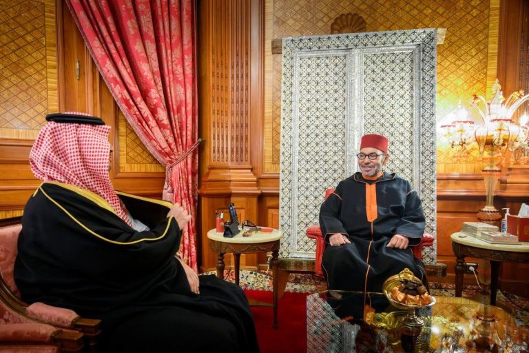 الملك محمد السادس يتلقى رسالة شفوية من الملك سلمان وولي عهده