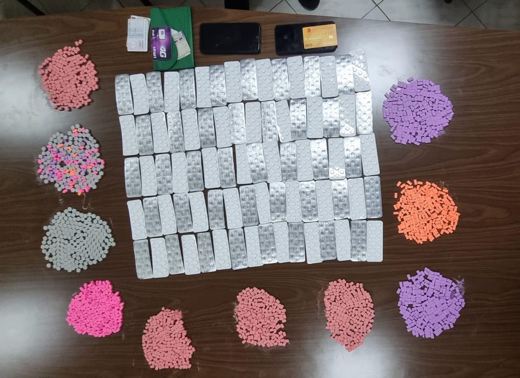 ضبط زوجين وشركائهما بالدار البيضاء متلبسين بحيازة 1750 قرصًا مخدرًا ضبط زوجين وشركائهما بالدار البيضاء متلبسين بحيازة 1750 قرصًا مخدرًا