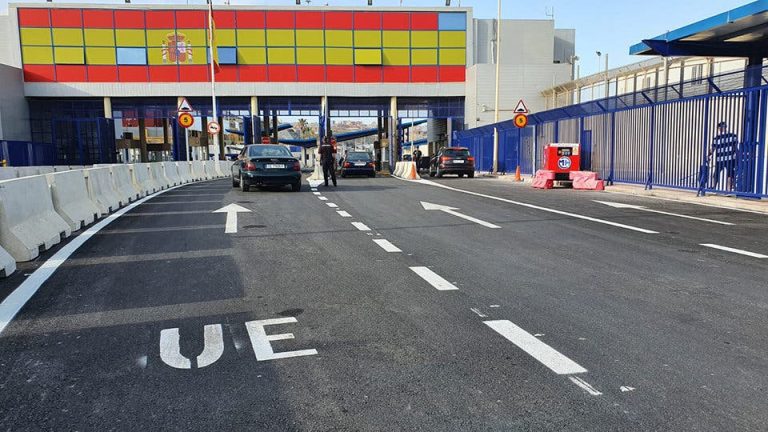 مصادر أمنية في سبتة المحتلة تنفي إغلاق المعابر مع المغرب