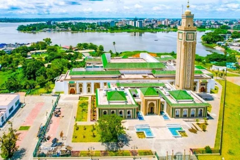 باحث أمريكي يحث البيت الأبيض على دعم المغرب في "معركة المساجد" بإفريقيا