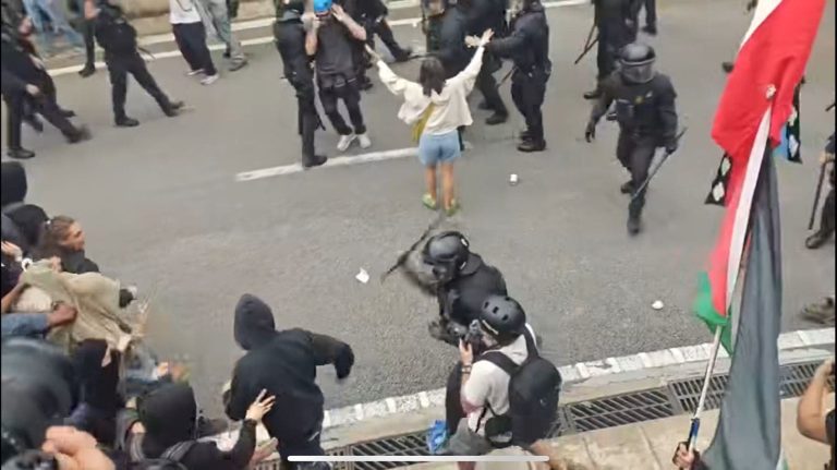 برشلونة تشهد مظاهرات مؤيدة لفلسطين.. وتوتر مع الشرطة يكشف تحولات في الرأي العام الإسباني