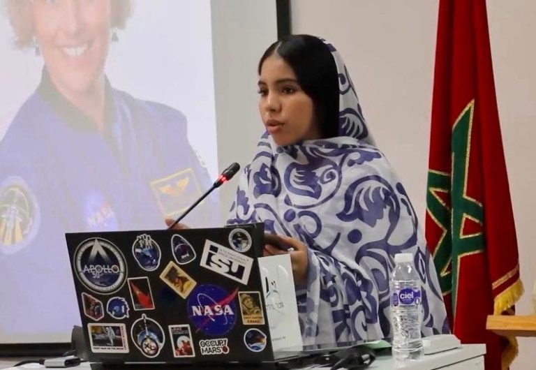 تلميذة مغربية من السمارة تزرع بذور عدس على سطح القمر بإشراف "ناسا"