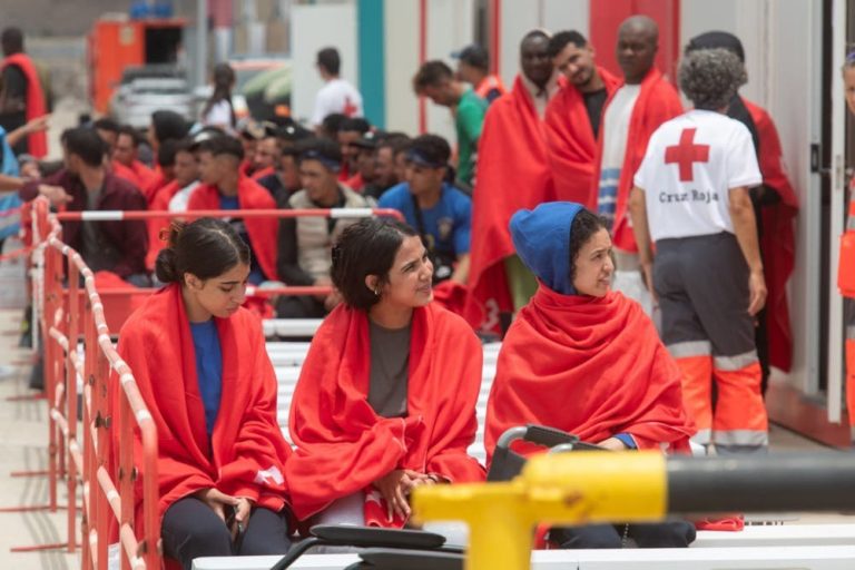 اليمين الإسباني المتطرف يستغل الهجرة لمهاجمة حكومة سانشيز