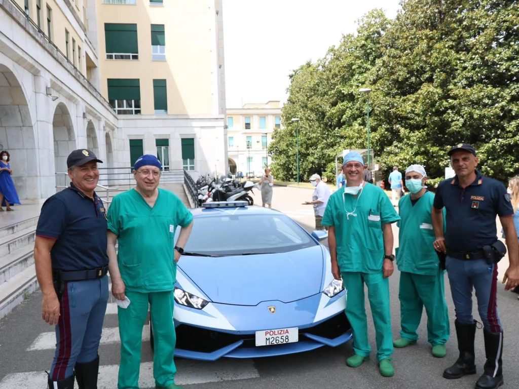 في مهمة إنسانية عاجلة.. الشرطة الإيطالية تنقل كلية للزراعة بسيارة “لامبورغيني”