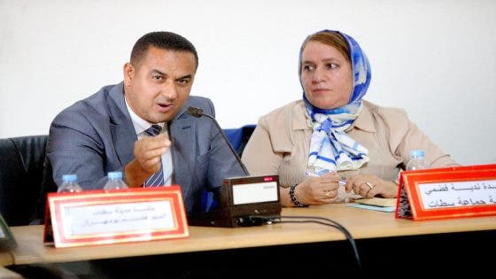 رئيسة جماعة سطات تتهم شركة بالتقصير بعد سقوطها في حفرة