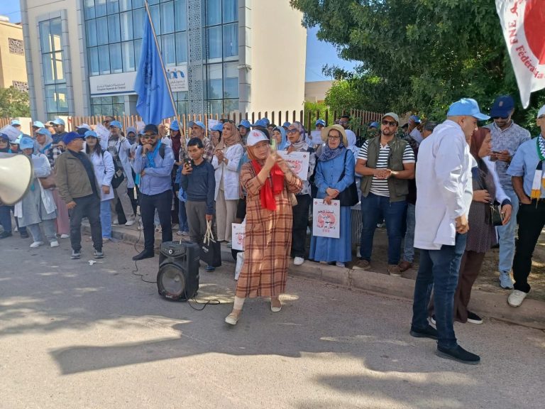وقفة احتجاجية لـ"الجامعة الوطنية للتعليم" بوجدة للمطالبة بالإدماج في الوظيفة العمومية