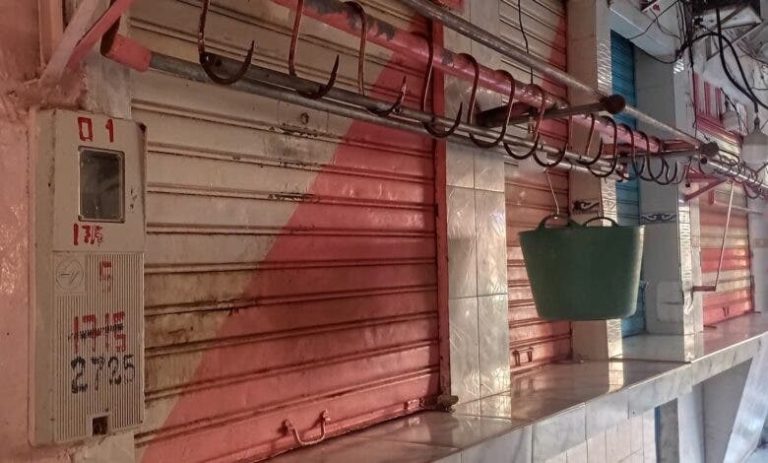 جزارو كلميم يوقفون العمل احتجاجًا على تردي أوضاع المجزرة جزارو كلميم يوقفون العمل احتجاجًا على تردي أوضاع المجزرة