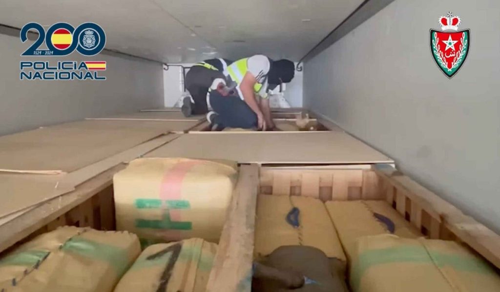 تعاون مغربي يُسقط شبكتي تهريب مخدرات إسبانيتين تعاون مغربي يُسقط شبكتي تهريب مخدرات إسبانيتين