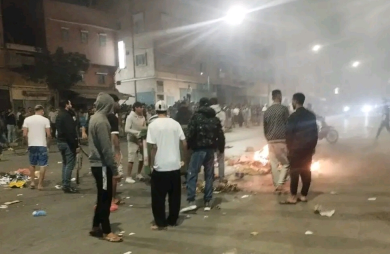 إطلاق نار في القليعة: الدرك الملكي يصد محاولة اقتحام مركز واحتجاجات تشهد توترًا