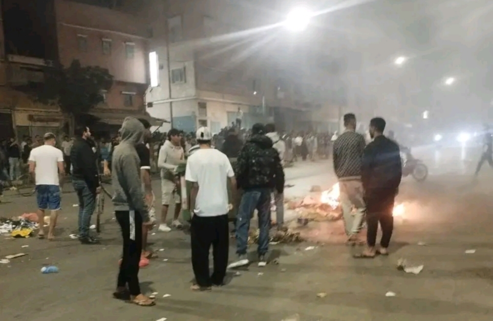 إطلاق نار في القليعة: الدرك الملكي يصد محاولة اقتحام مركز واحتجاجات تشهد توترًا