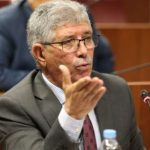 التويزي يتعهد بإحضار كيس دقيق مدعم إلى البرلمان بعد جدل "طحن الورق"