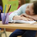 الساعة الإضافية ترهق التلاميذ المغاربة.. و"البرلمان" يطالب بإعادة النظر